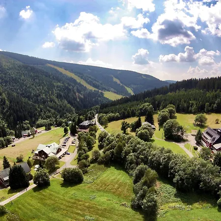 Lenka فندق Špindlerŭv Mlýn